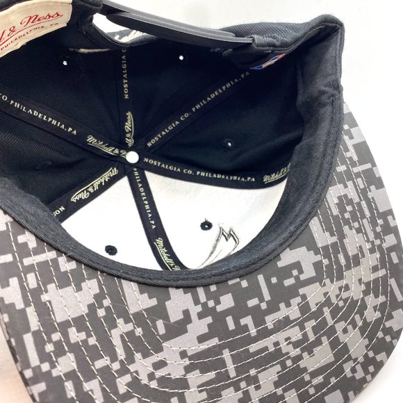 Mitchell & Ness Grey and Black Charlotte Hornets logo hat - Picture 3 of 8